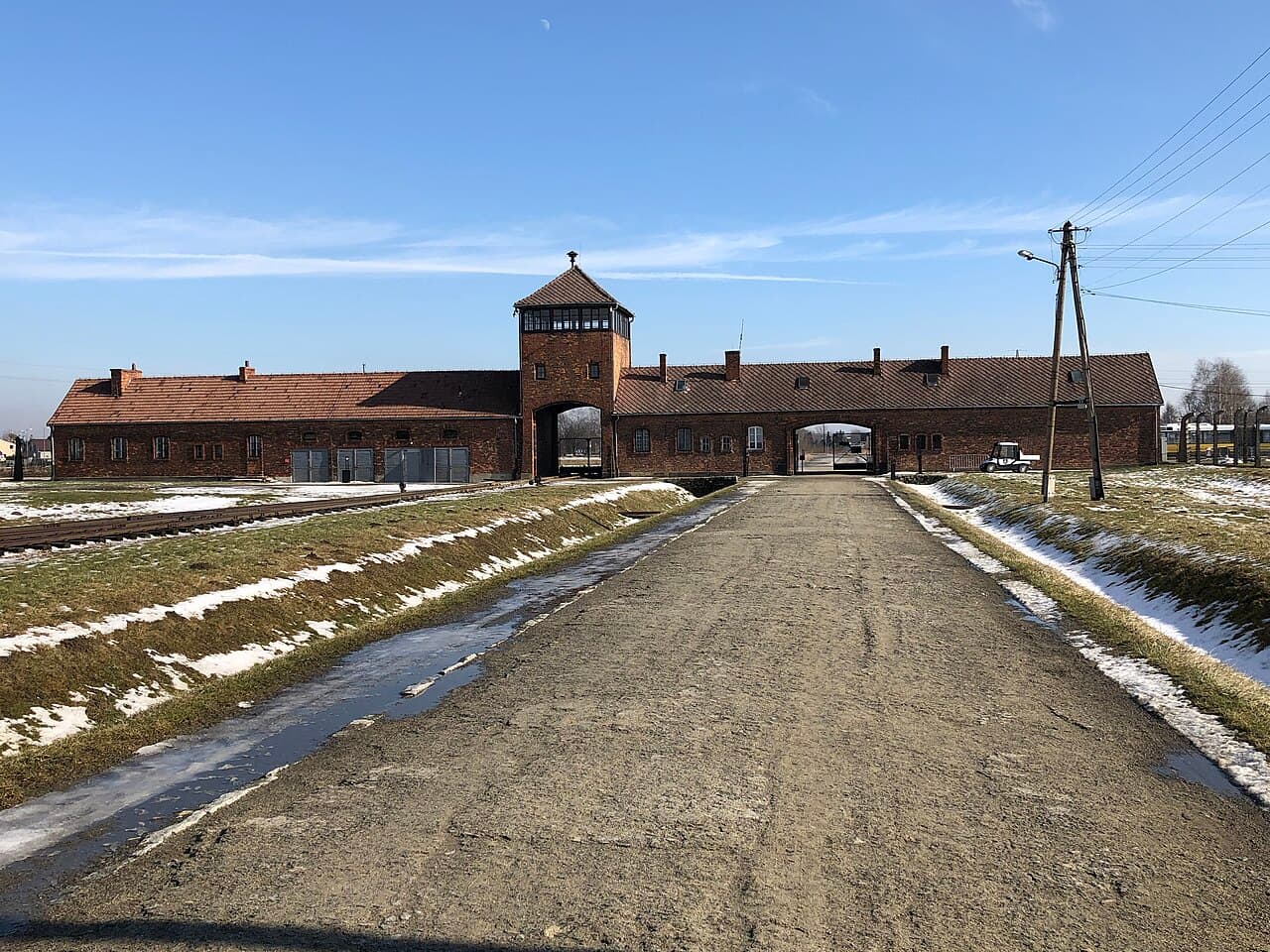 Współczesny widok bramy obozu Auschwitz-Birkenau, sfotografowany w 2021 roku