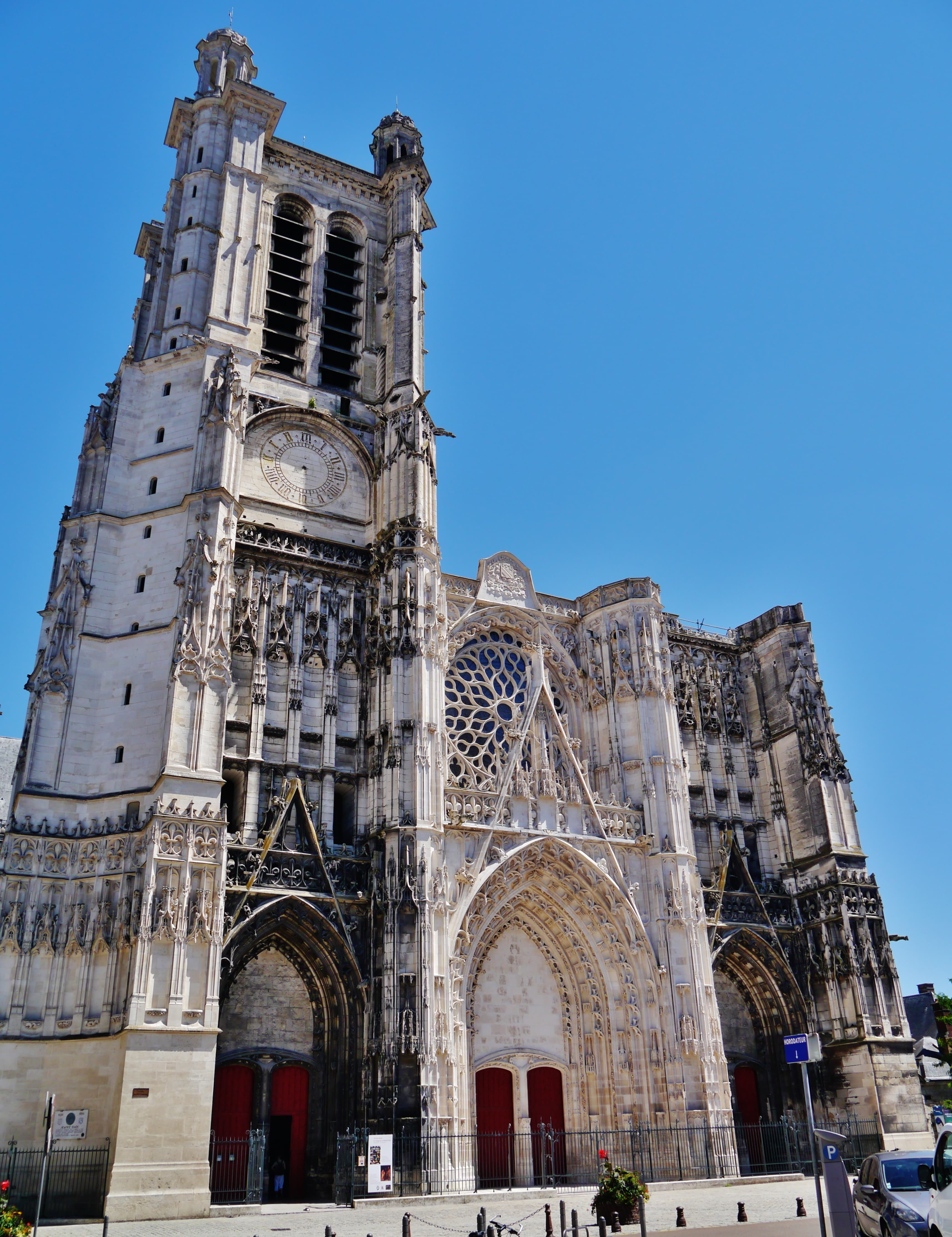 Facciata della cattedrale dei Santi Pietro e Paolo di Troyes