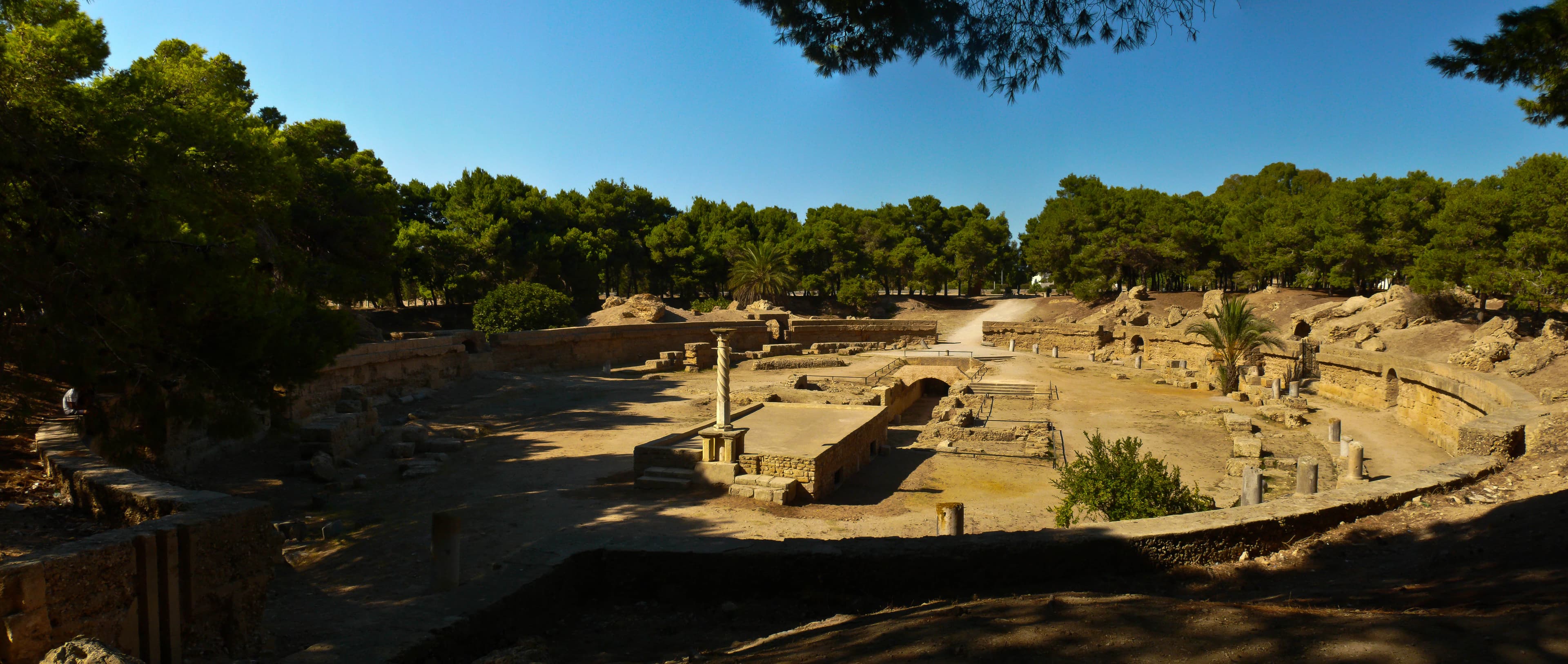 Vue en hauteur des vestiges de l'amphithéâtre romain de Carthage