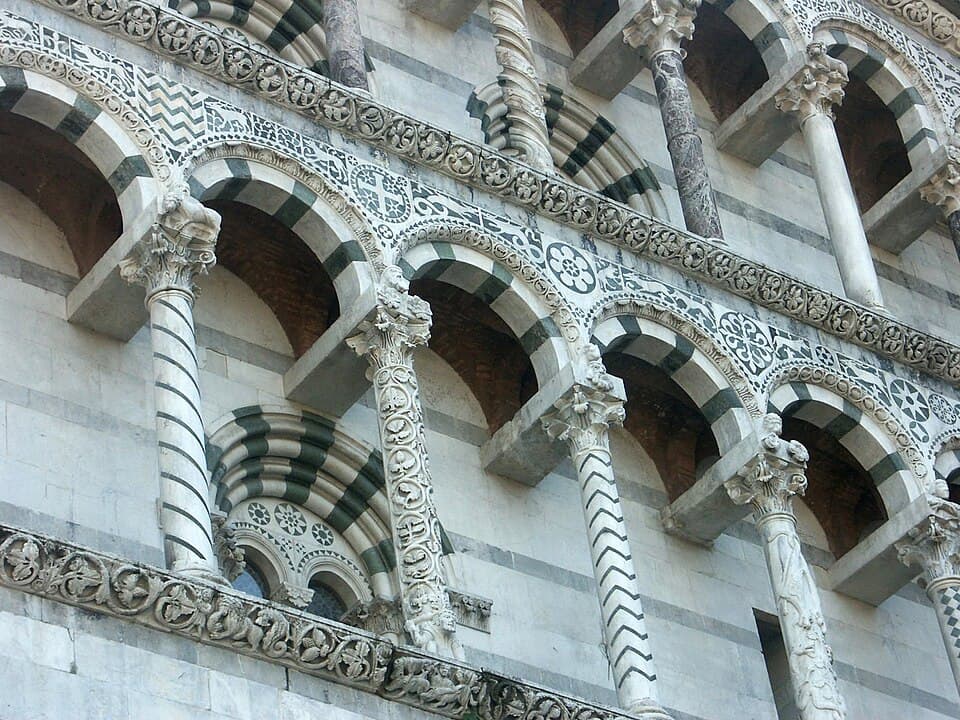 Dettaglio delle arcate della facciata della cattedrale di San Martino a Lucca