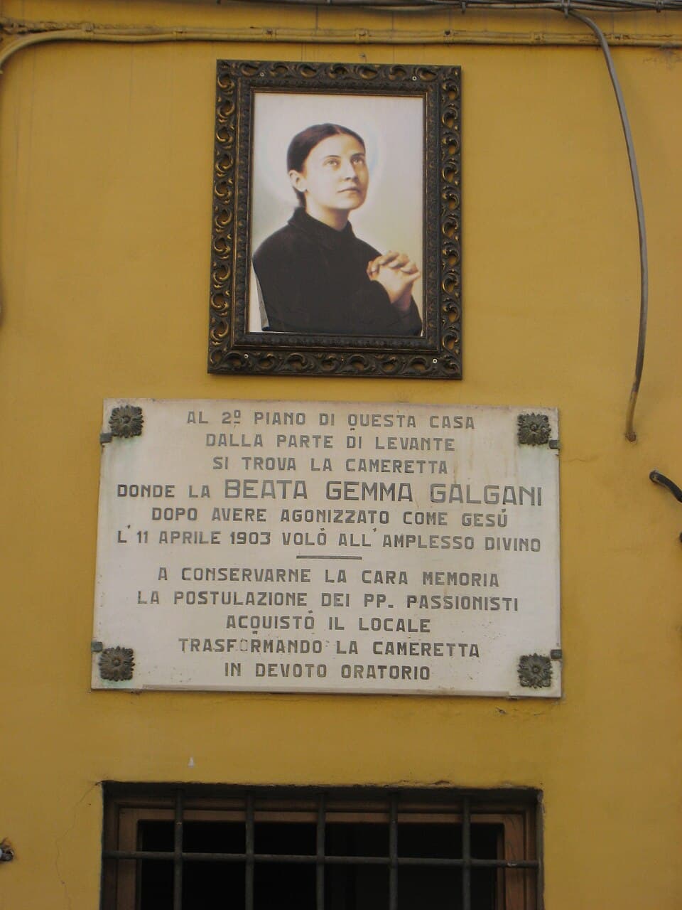 Ritratto e targa commemorativa sulla casa in cui morì Gemma Galgani