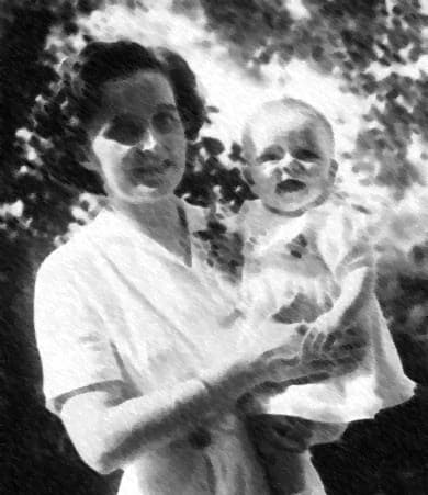 Kollarında bir çocuk tutan Gianna Beretta Molla'nın fotoğrafı, 1962 öncesi