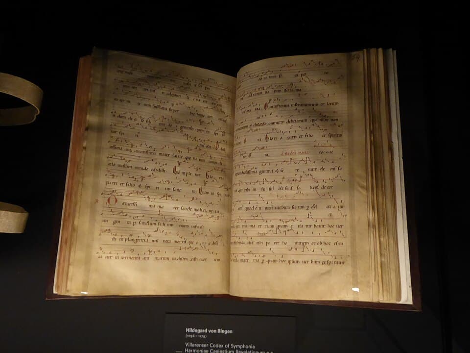 Manuscrit médiéval ouvert de la Symphonia de sainte Hildegarde avec notation neumatique
