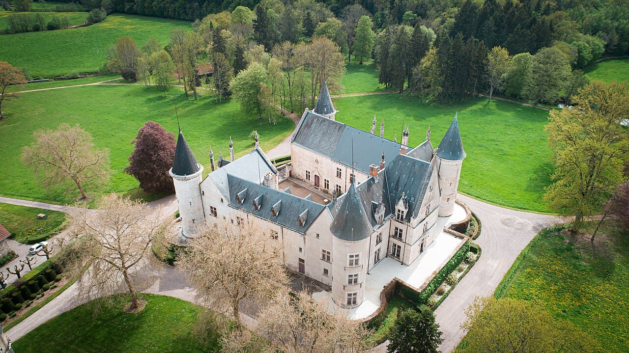 O castelo de Bourbilly e o seu parque, vistos do céu em 2018