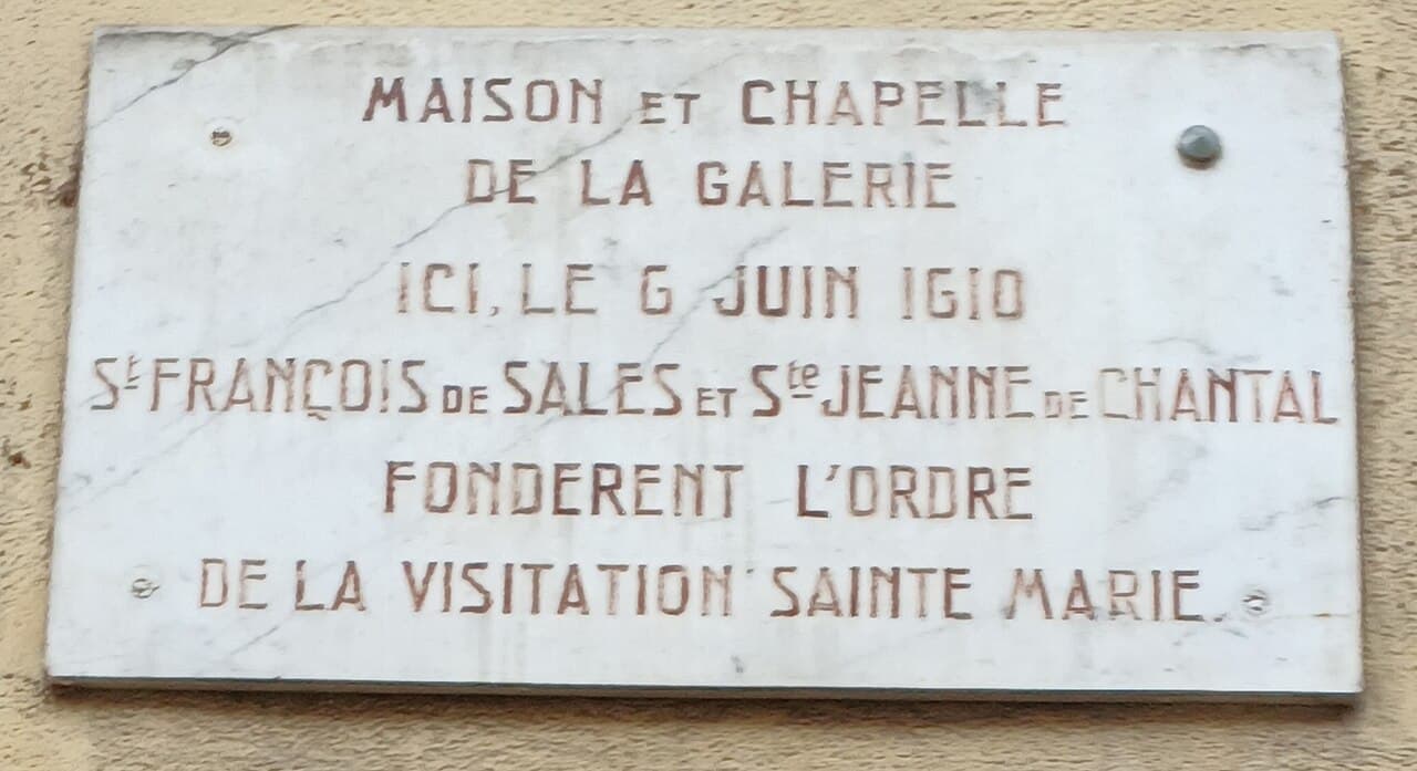 Placa comemorativa da casa e capela da Galeria em Annecy