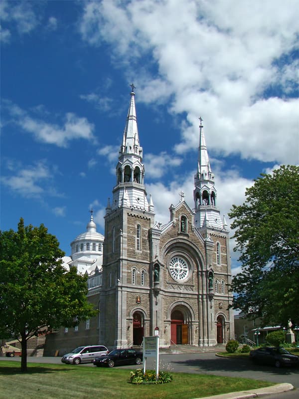 The Basilica of Sainte-Anne de Varennes, photographed in the present day