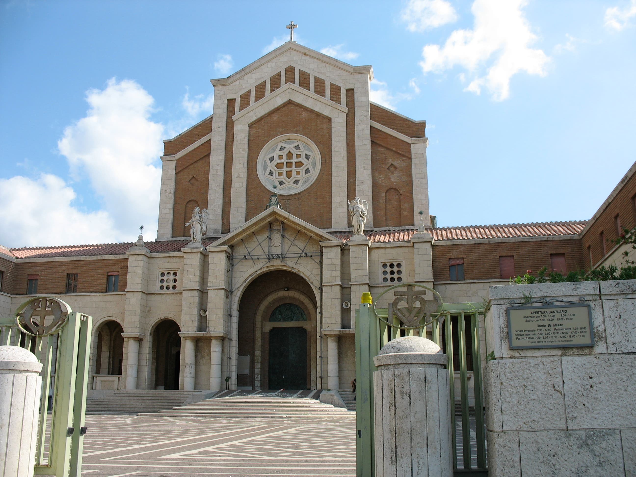 Průčelí svatyně Panny Marie Milostivé a svaté Marie Goretti v Nettunu
