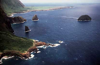 Luftansicht der Halbinsel Kalaupapa auf Molokai, isoliert zwischen Felswand und Ozean