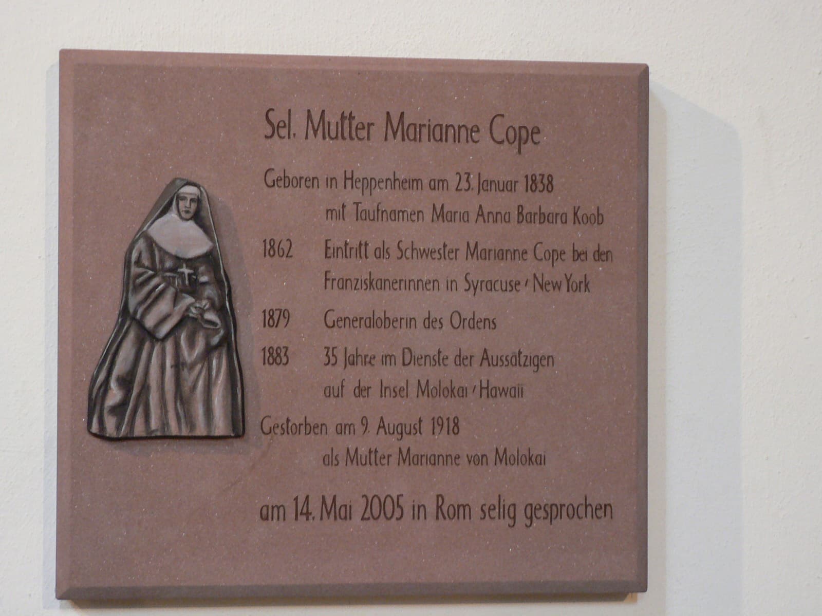 Gedenktafel für Mutter Marianne Cope in der Pfarrkirche St. Peter in Heppenheim, ihrem Geburtsort
