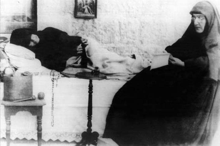 Архивная фотография больной Рафки, за которой ухаживает монахиня в монастыре, до 1914 года