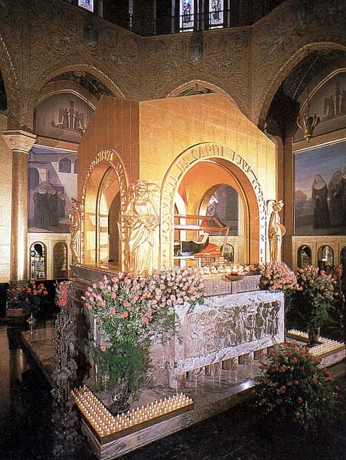 O túmulo de santa Rita na basílica de Cássia.