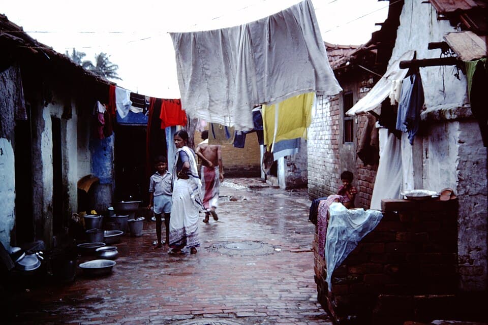 Via di una baraccopoli di Calcutta nel 1986