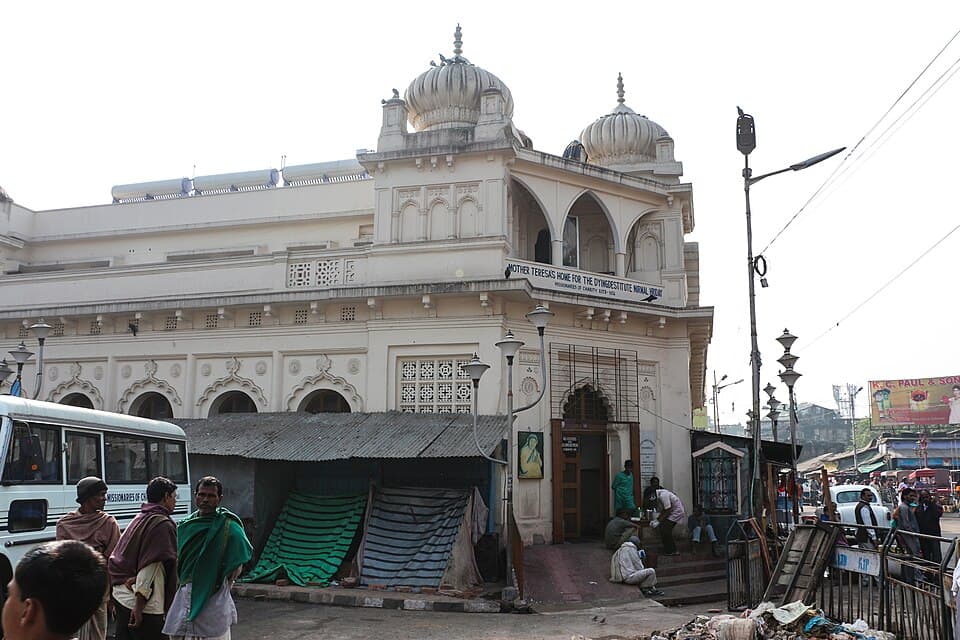 Facciata di Nirmal Hriday, la casa dei morenti di Kalighat a Calcutta