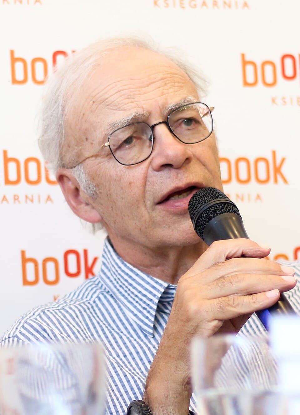 Ritratto del filosofo utilitarista Peter Singer
