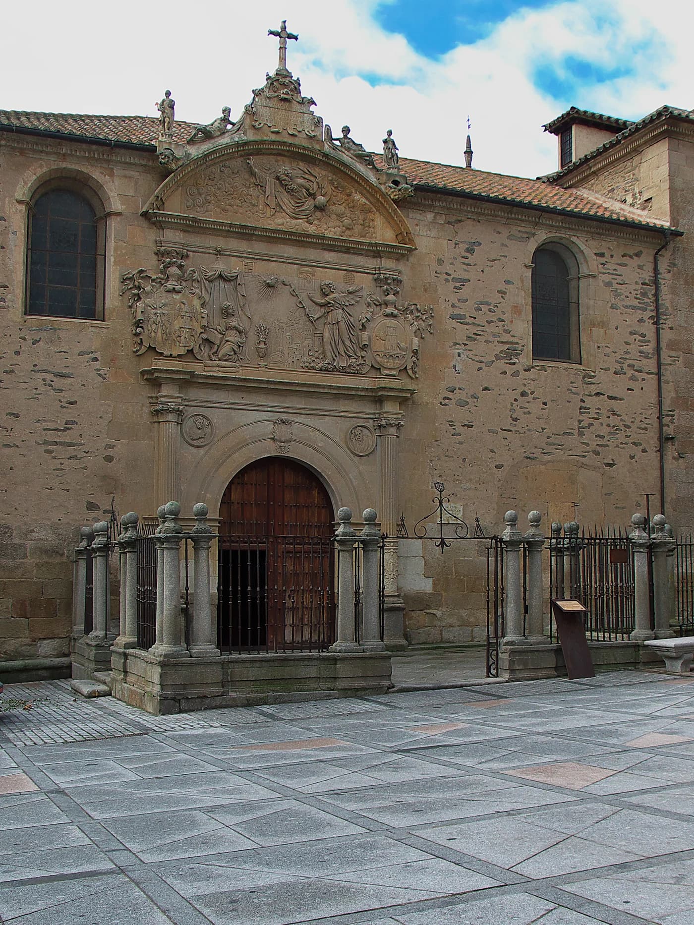 Das Portal des Klosters der Verkündigung in Alba de Tormes