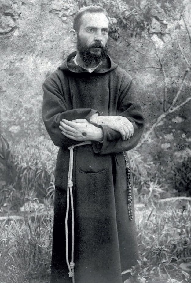 San Padre Pío de Pietrelcina mostrando los estigmas