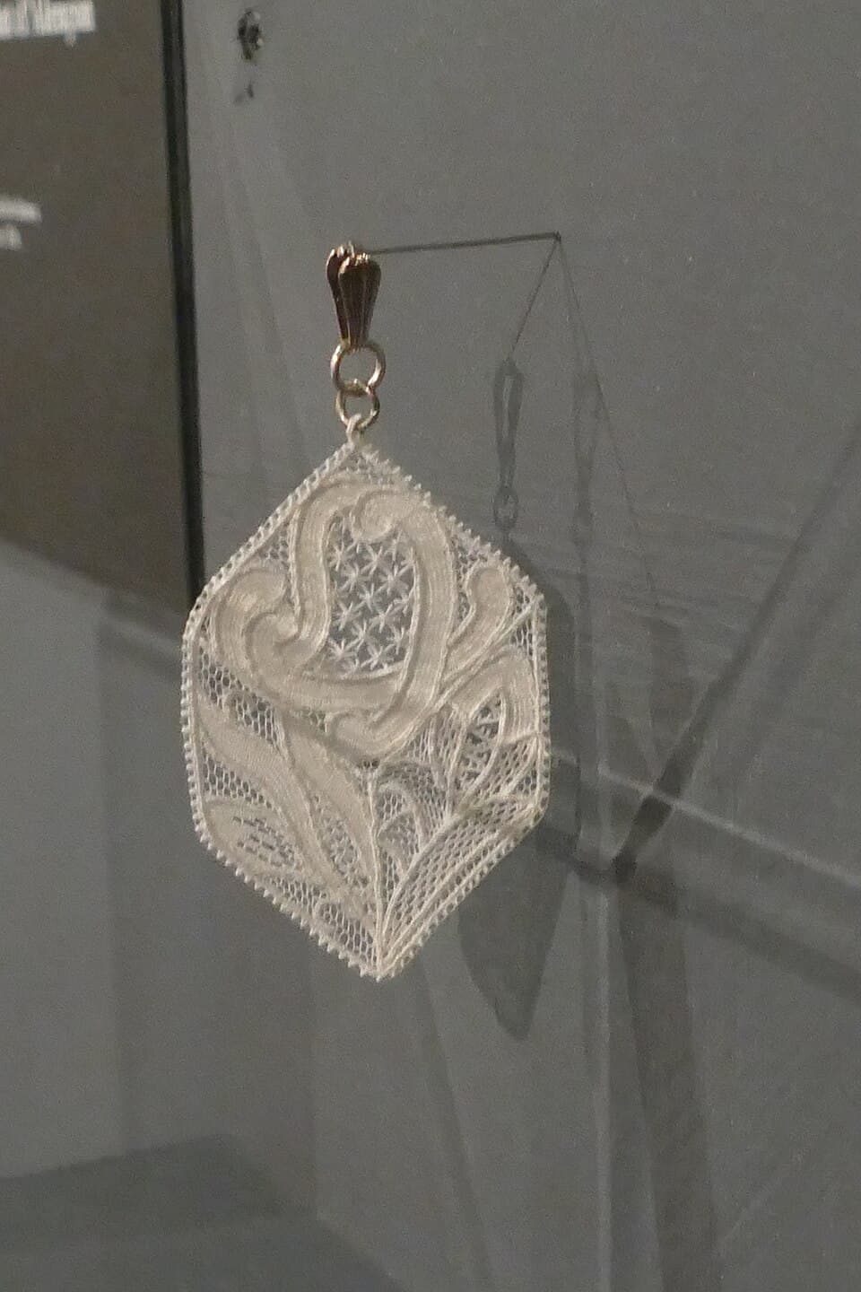 Dentelle en Point d'Alençon conservée au musée de la dentelle