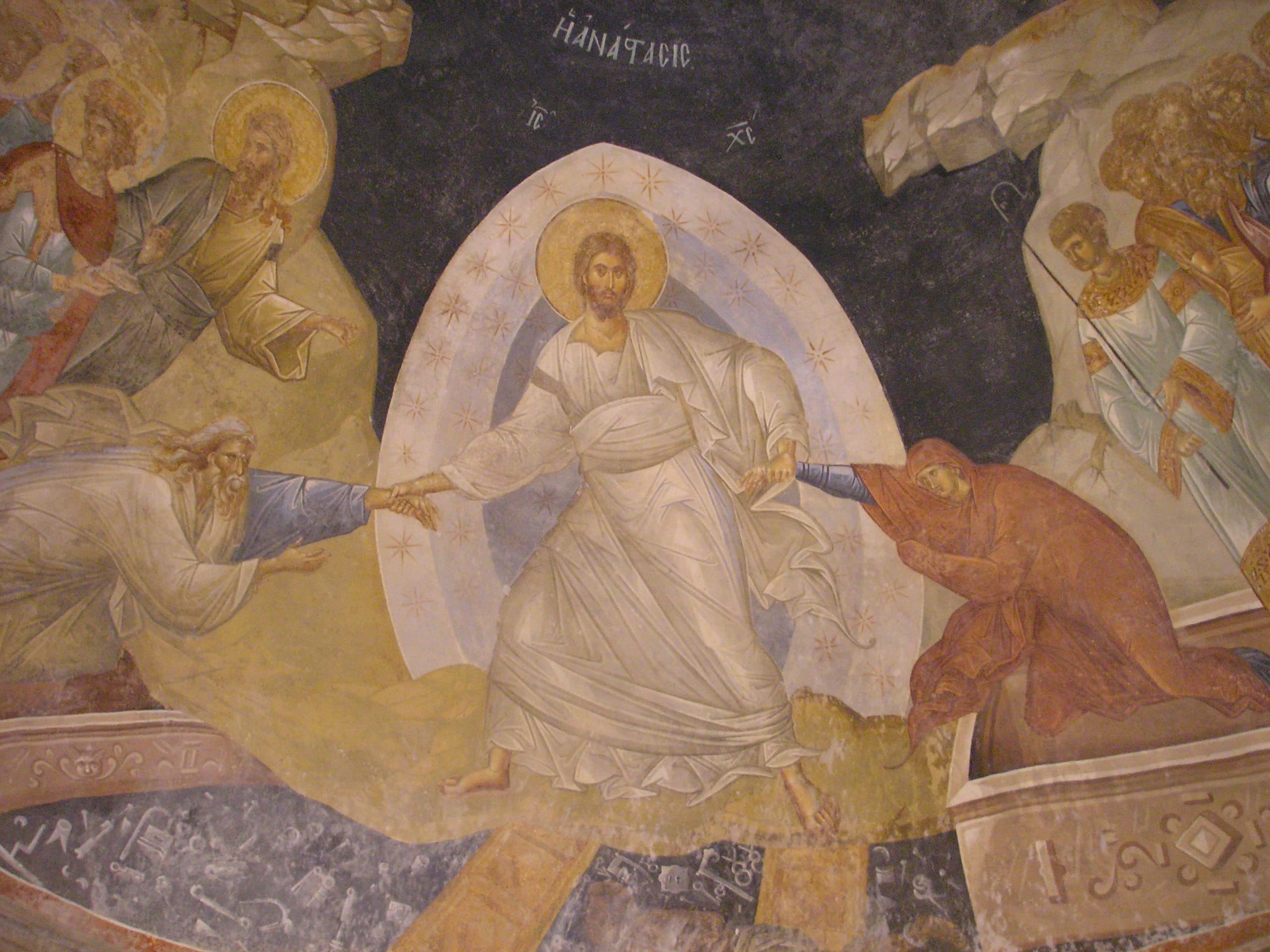 Fresko der Anastasis in Chora: Christus in der Mitte richtet Adam und Eva aus ihren Gräbern auf.