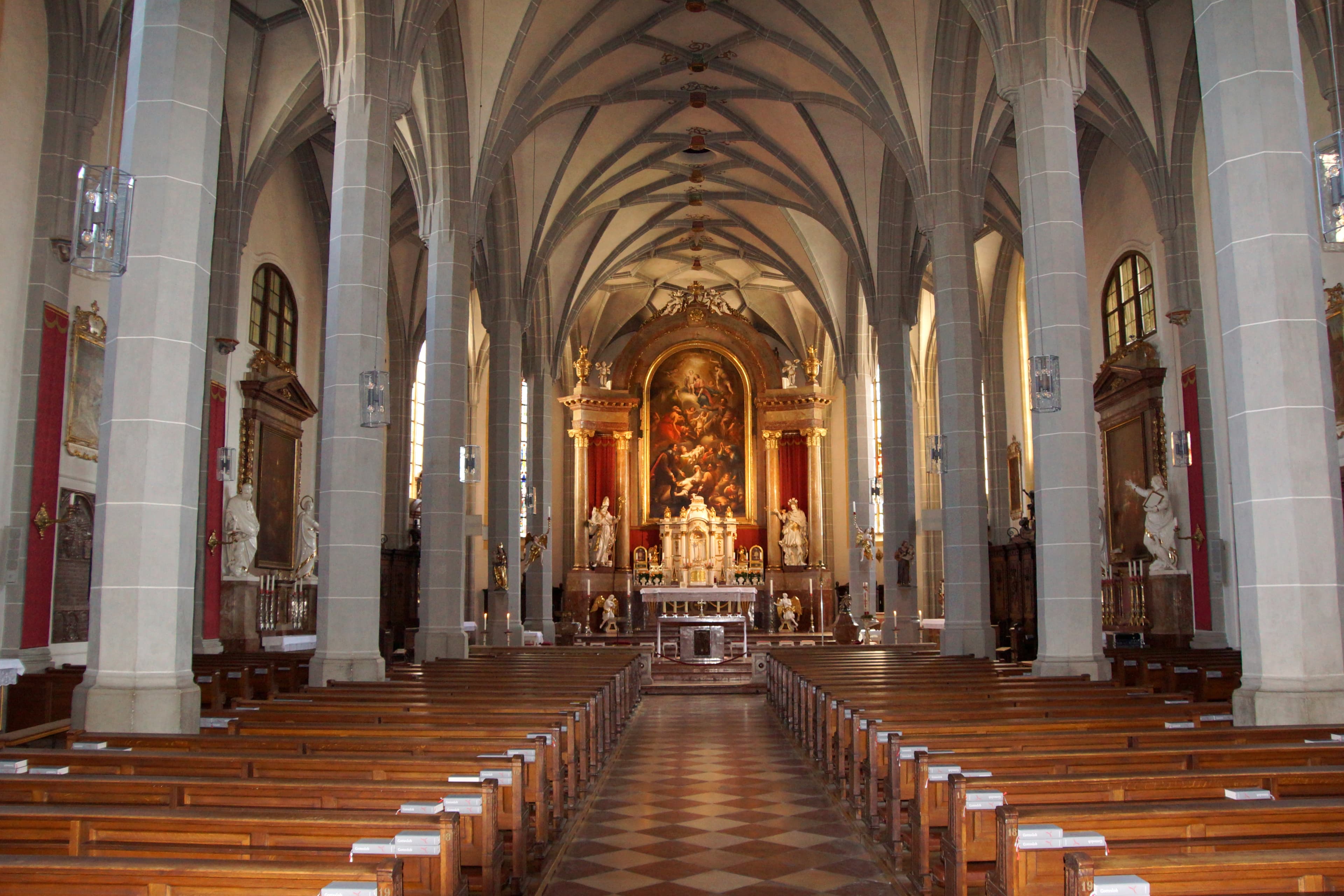 Les voûtes et la nef de la collégiale Saint-Philippe-et-Saint-Jacques