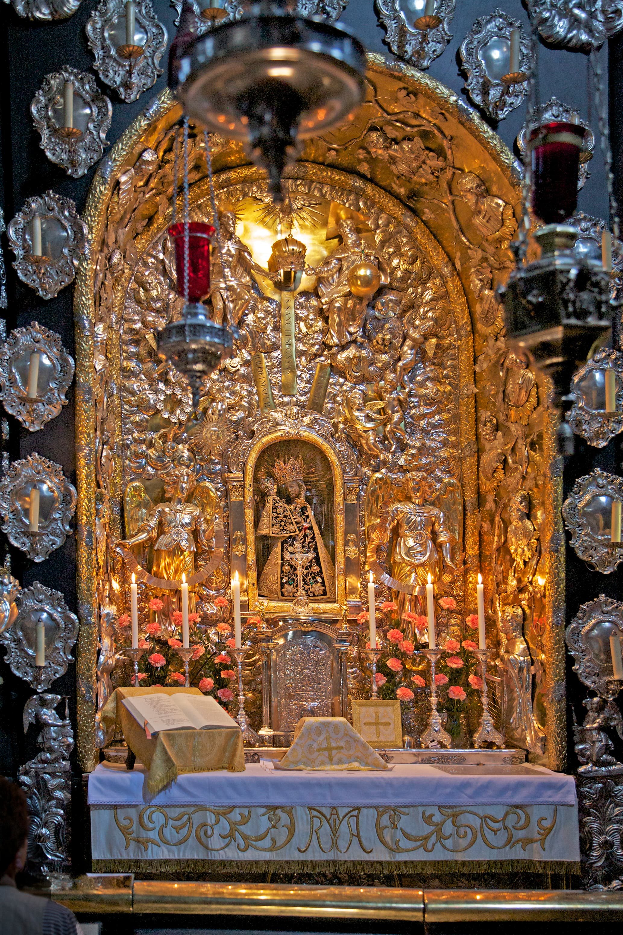 La Vierge noire au centre du retable de la chapelle