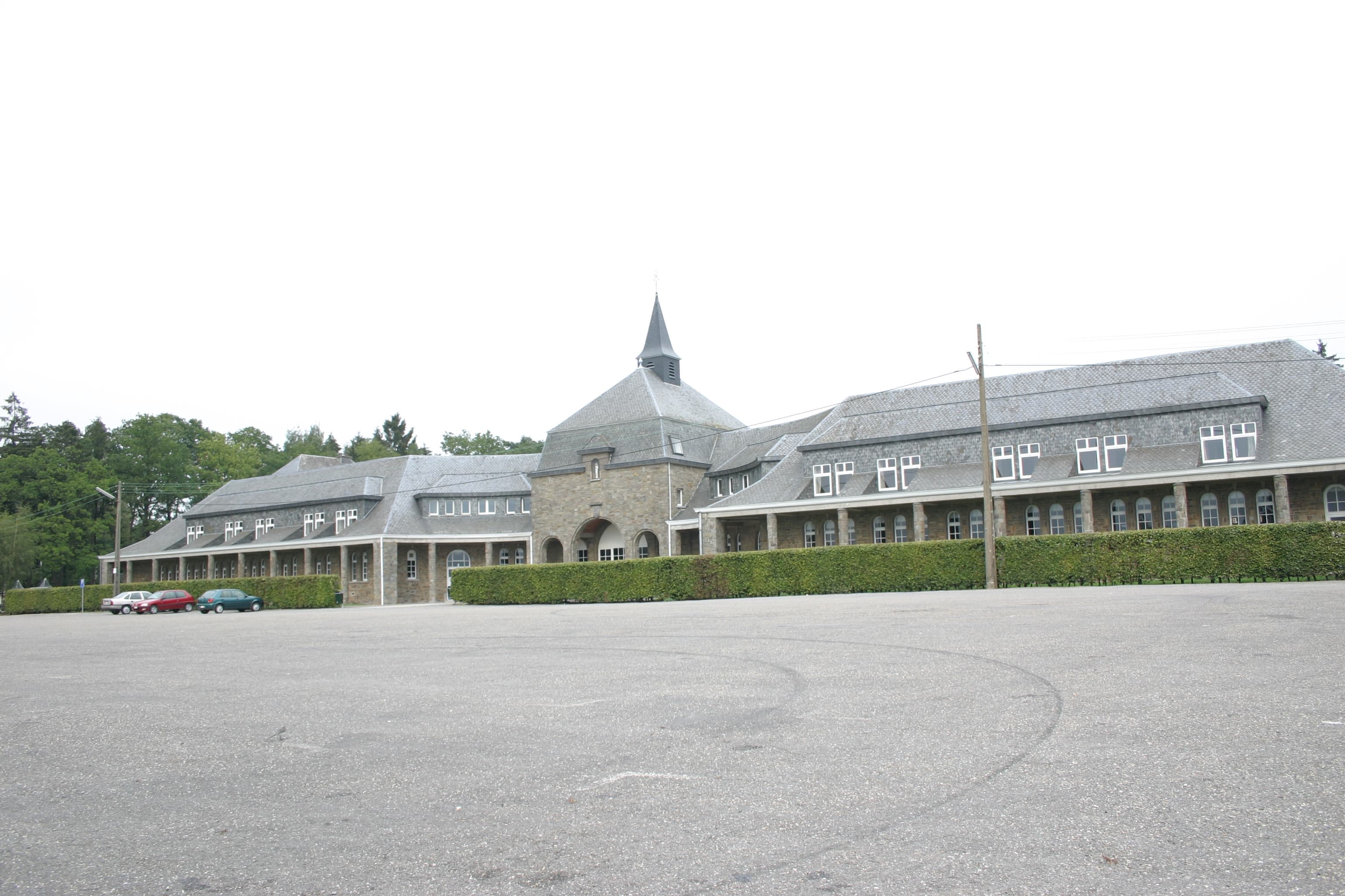Long bâtiment en pierre de l'Hospitalité du sanctuaire de Banneux