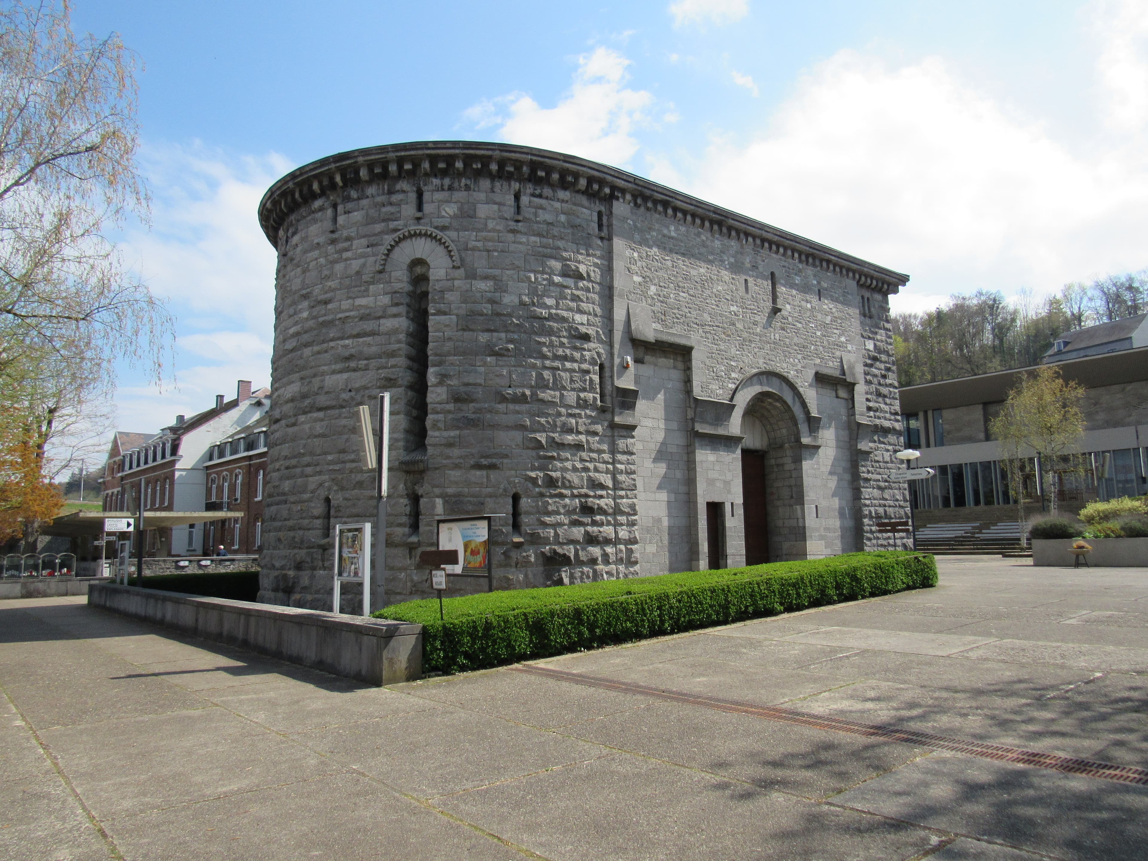 Seitenansicht der neuromanischen Votivkapelle aus Blaustein in Beauraing
