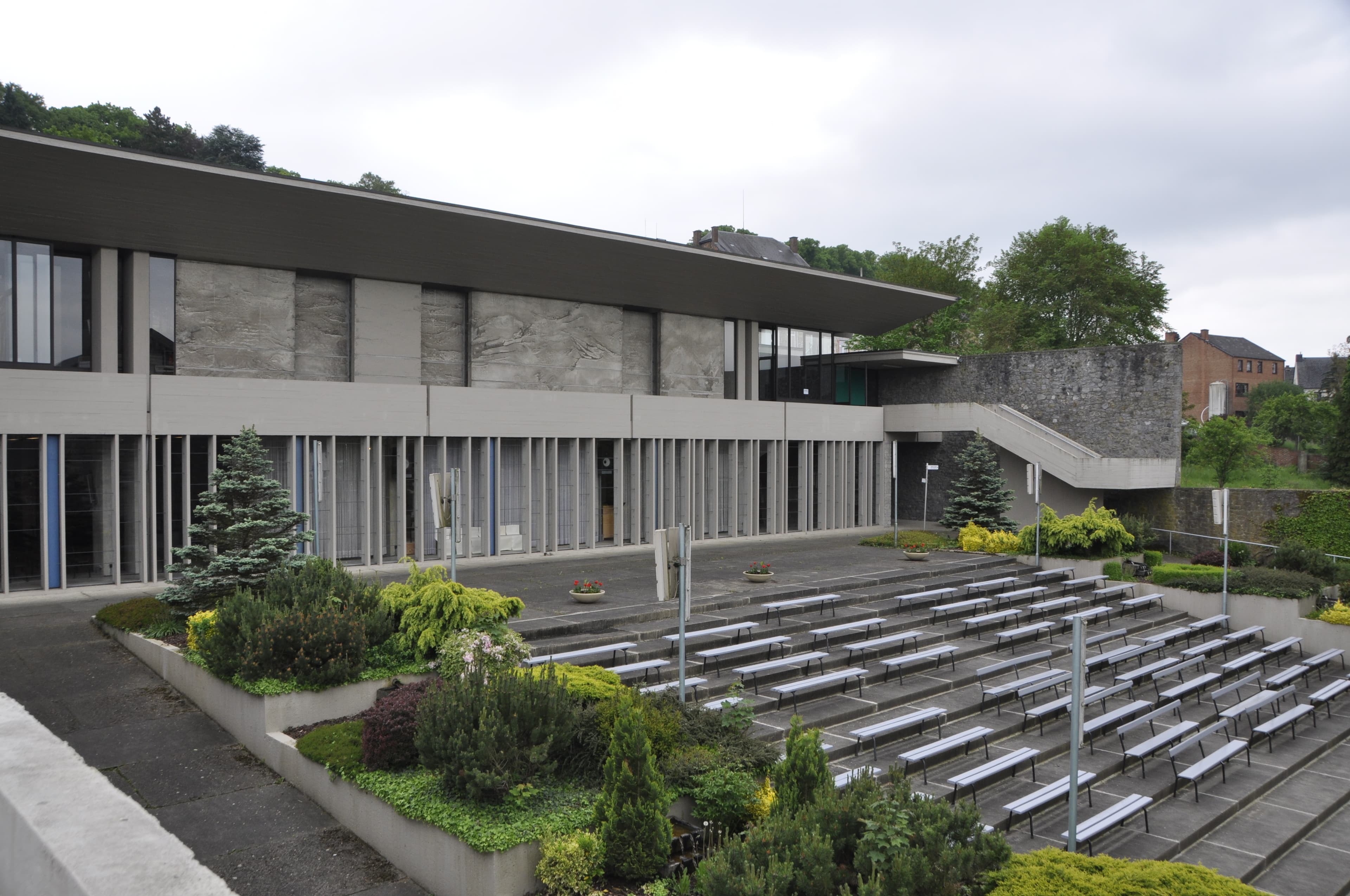 Moderne Oberkirche des Heiligtums von Beauraing, entworfen von Roger Bastin