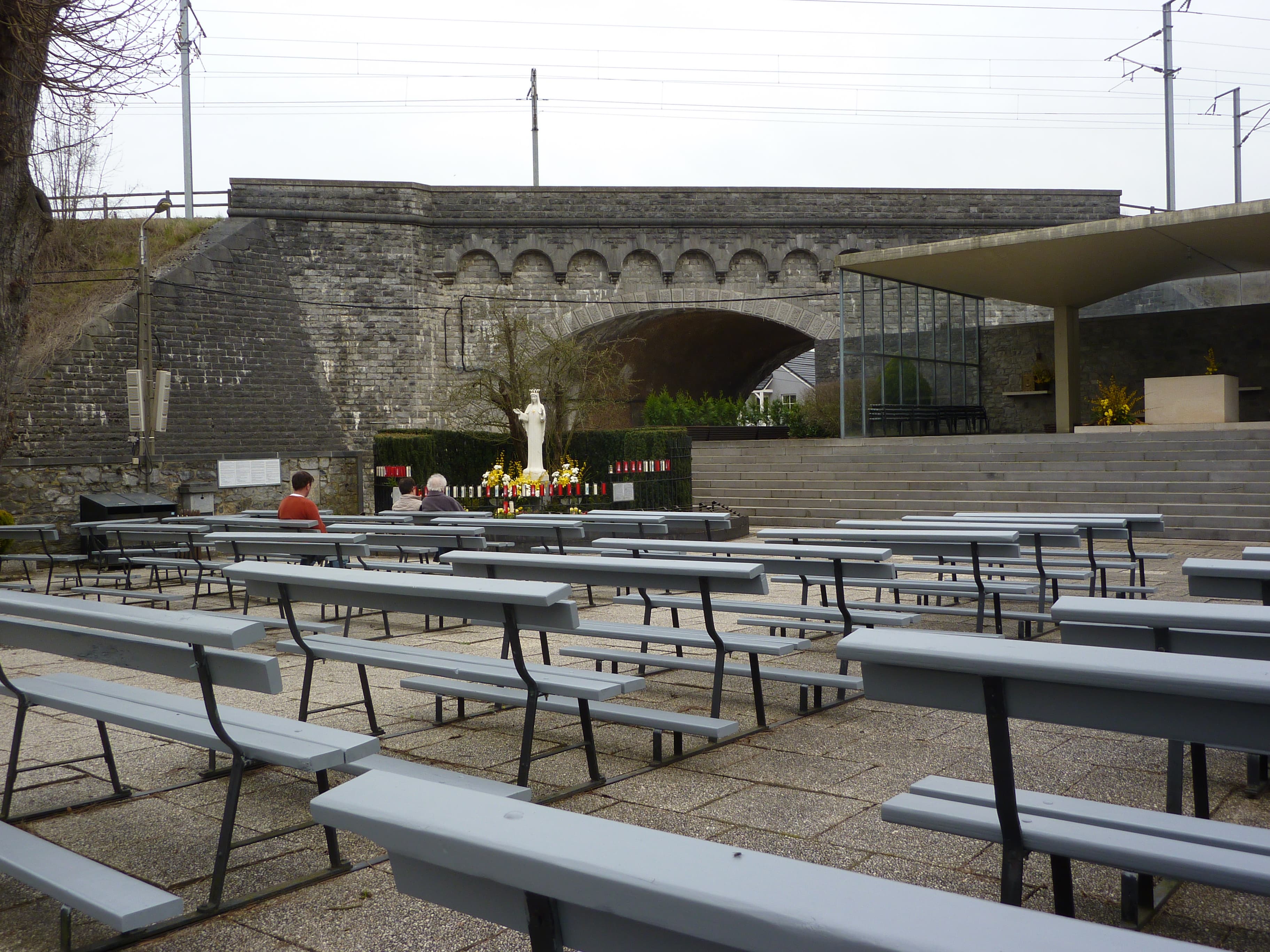 Erscheinungsgarten von Beauraing mit der Marienstatue und dem Eisenbahnviadukt