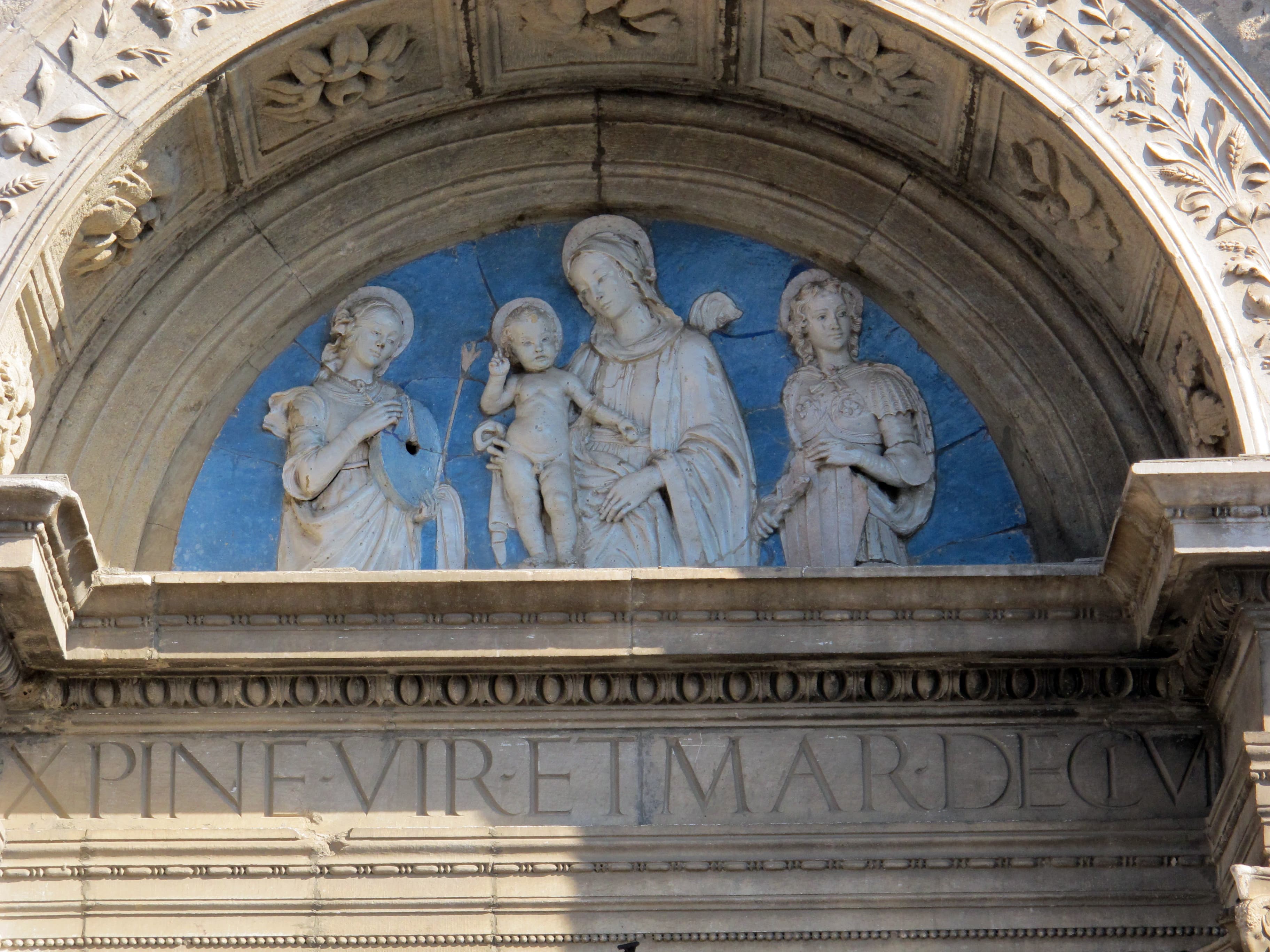 Lunetta in terracotta invetriata raffigurante la Vergine col Bambino tra due santi