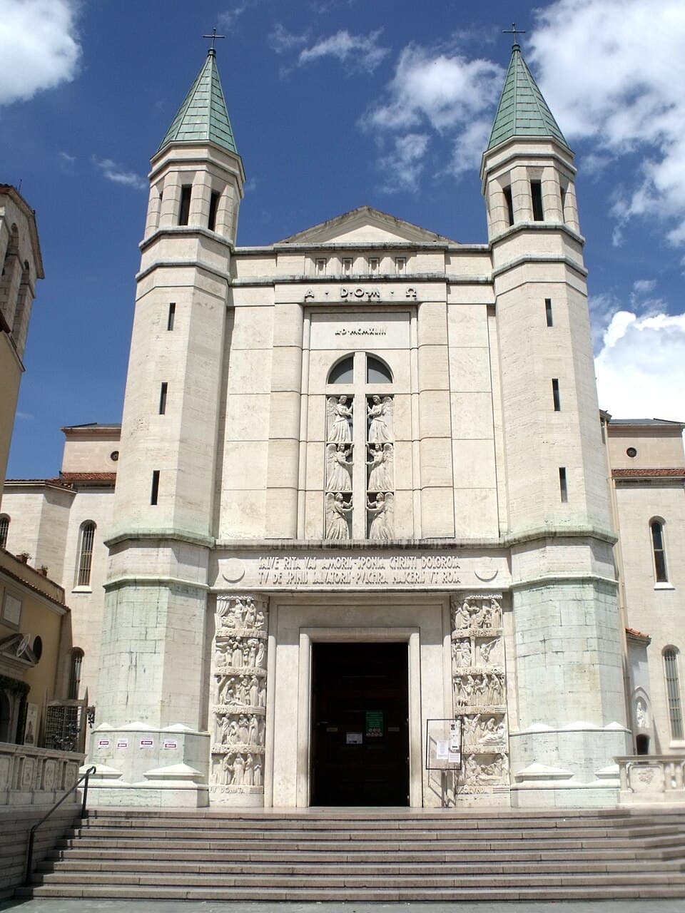 Die Fassade und die beiden Glockentürme der Basilika der heiligen Rita in Cascia, fotografiert 2016.