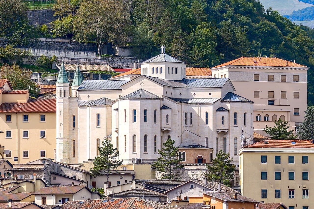 La basílica de Santa Rita en Cascia, donde se reúnen los peregrinos para la fiesta del 22 de mayo