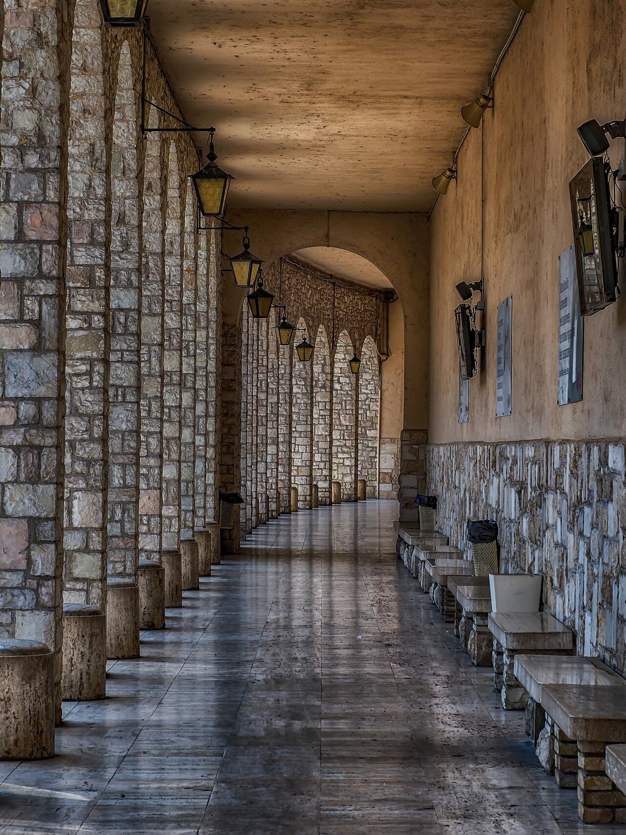 El pórtico del complejo del santuario de Cascia, construido para acoger a los peregrinos