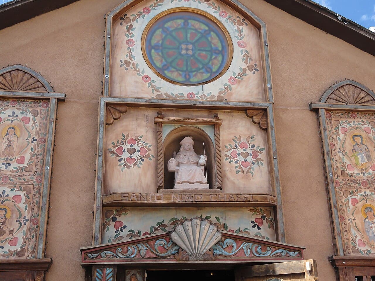 Decoración de la fachada de la capilla del Santo Niño de Atocha en Chimayó