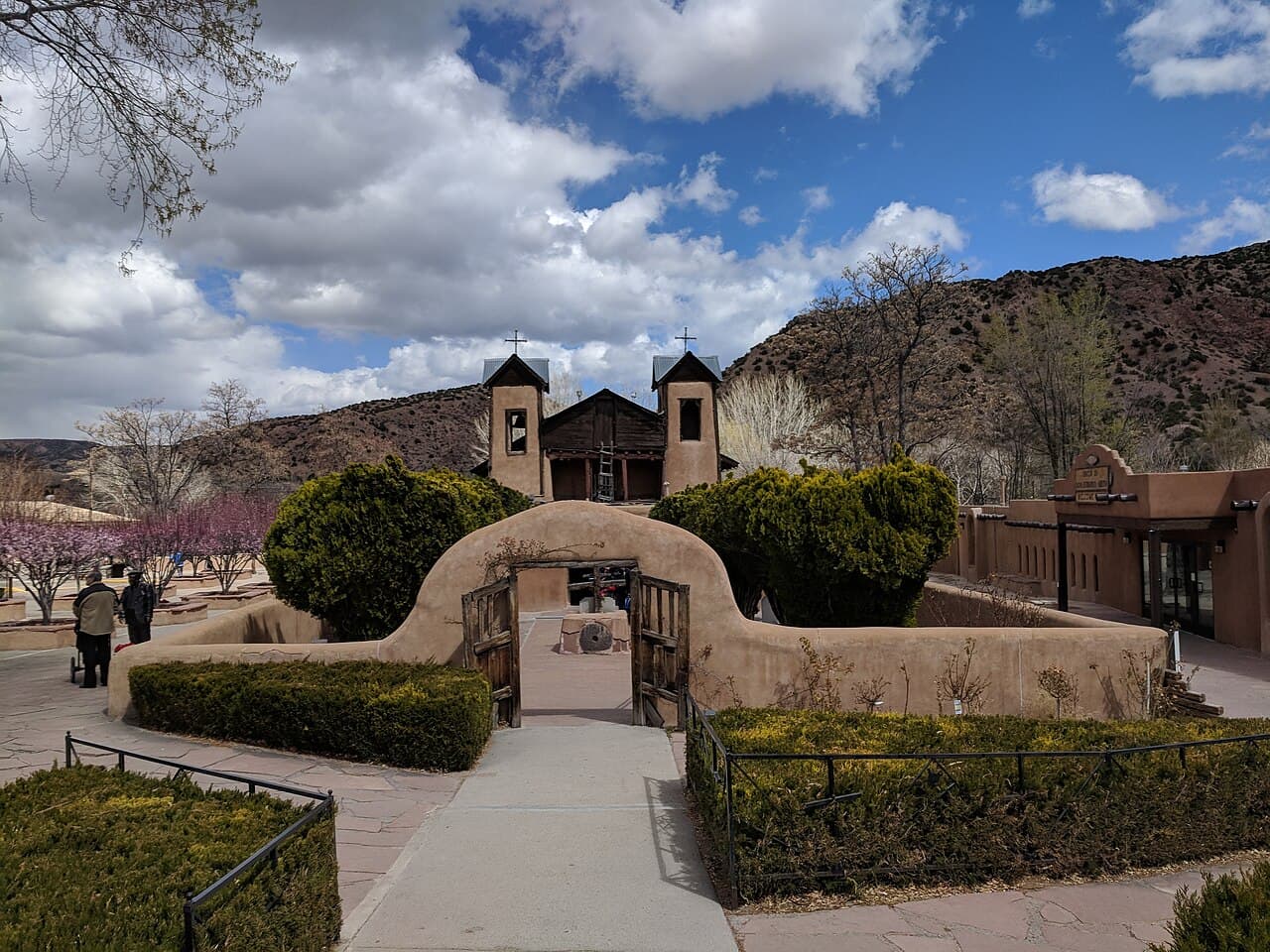 El santuario de Chimayó y su recinto, fotografiados desde la explanada