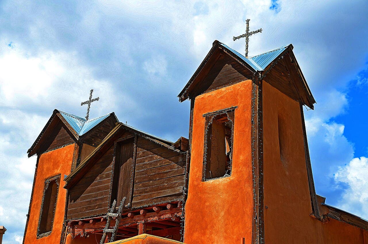 Las dos torres-campanario y la madera de la fachada del santuario de Chimayó