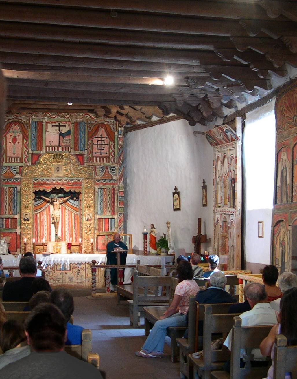 La nave, el crucifijo y los retablos del Santuario durante una celebración