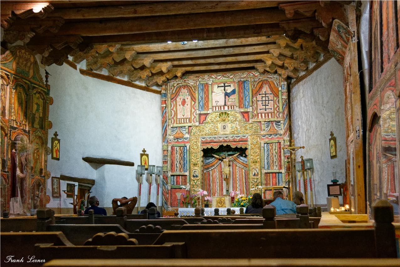 El venerado crucifijo de Nuestro Señor de Esquipulas en el altar mayor, enmarcado por el gran retablo pintado.