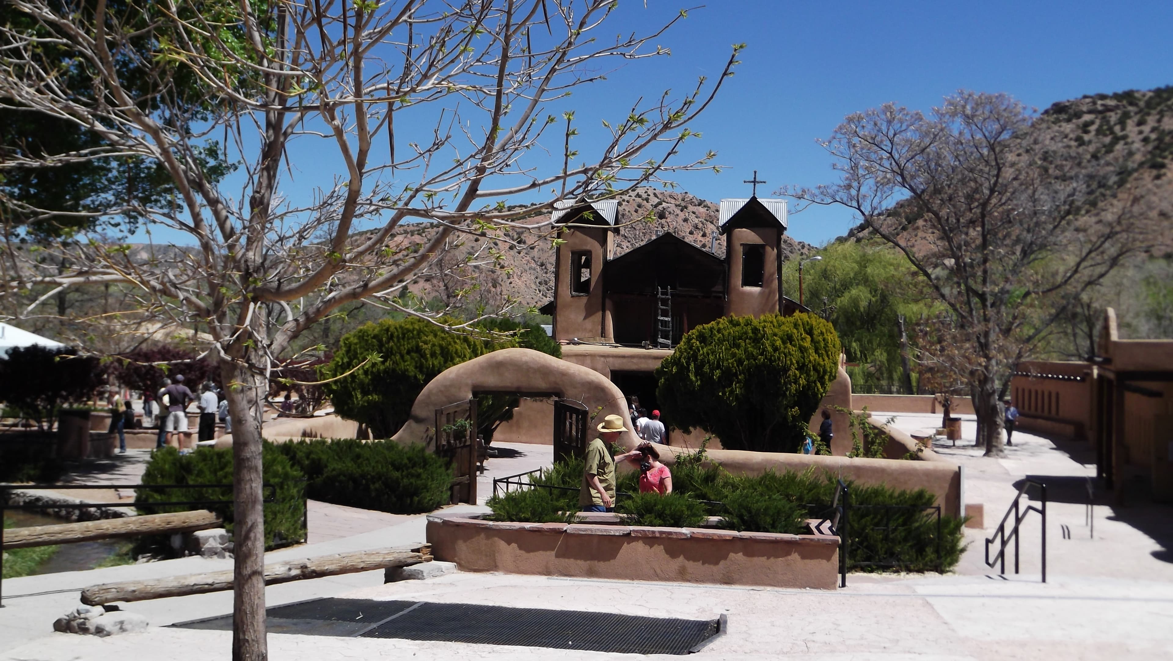 La iglesia de adobe y su patio amurallado, por donde aún hoy entran los peregrinos.