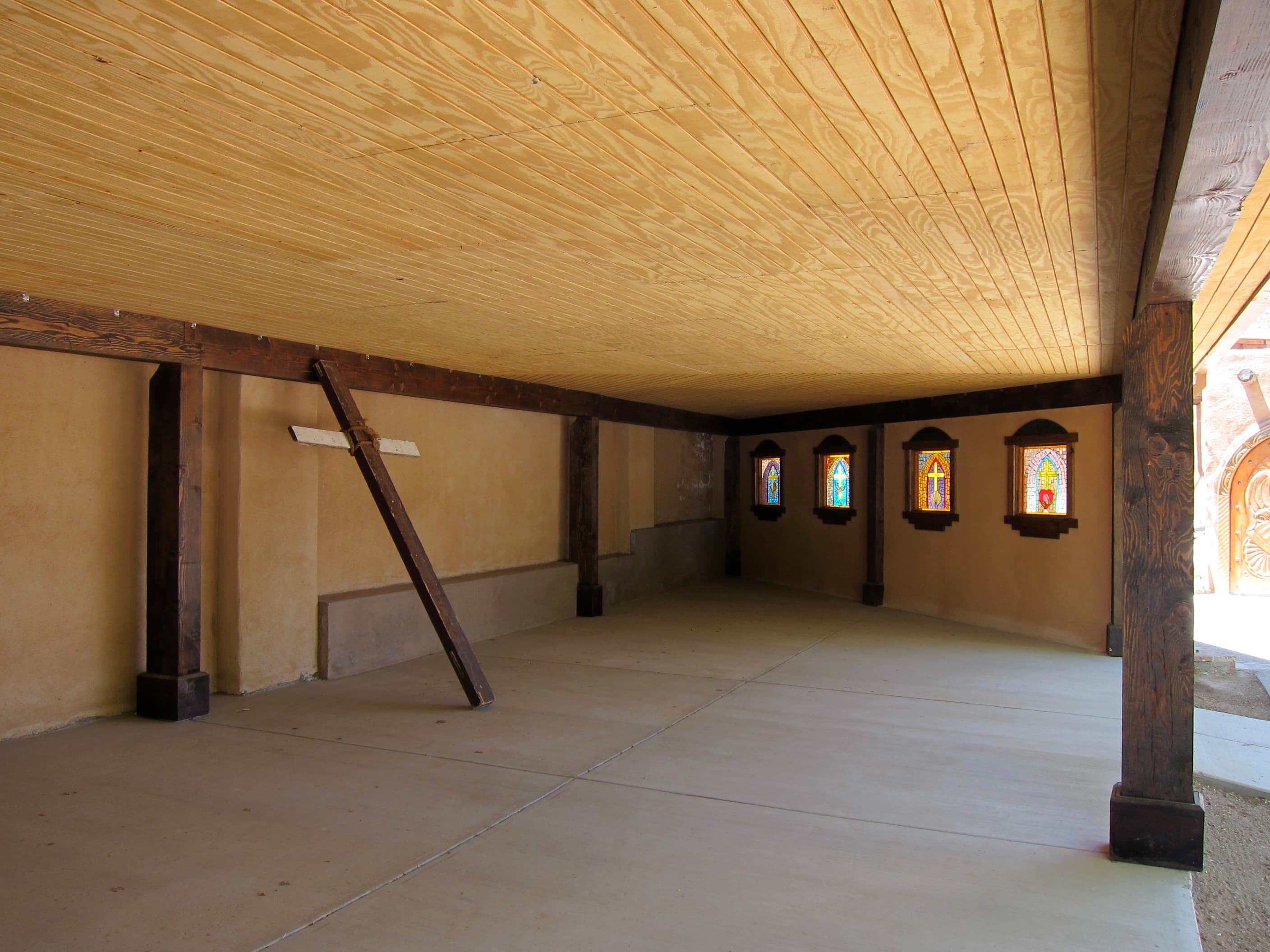 Una cruz penitente bajo el portal del Santuario, que recuerda la cofradía a la que pertenecía el fundador, don Bernardo Abeyta.