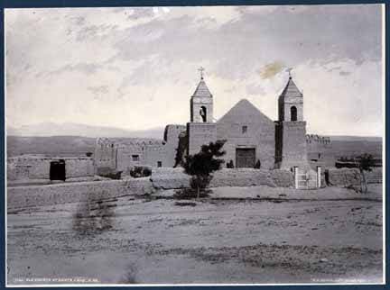 La iglesia parroquial de Santa Cruz de la Cañada en 1881, a la que fue llevado en procesión el crucifijo descubierto.