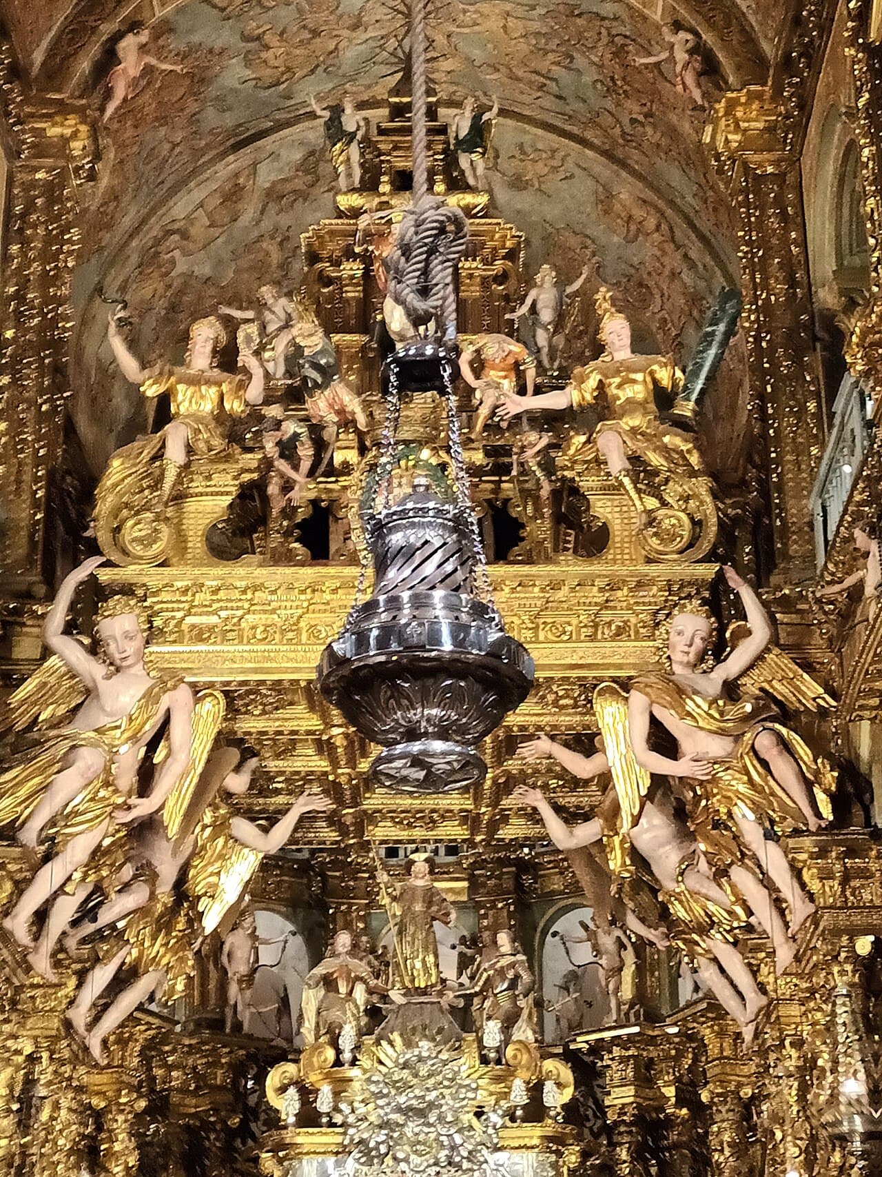 Das in der Kathedrale von Santiago de Compostela hängende Botafumeiro