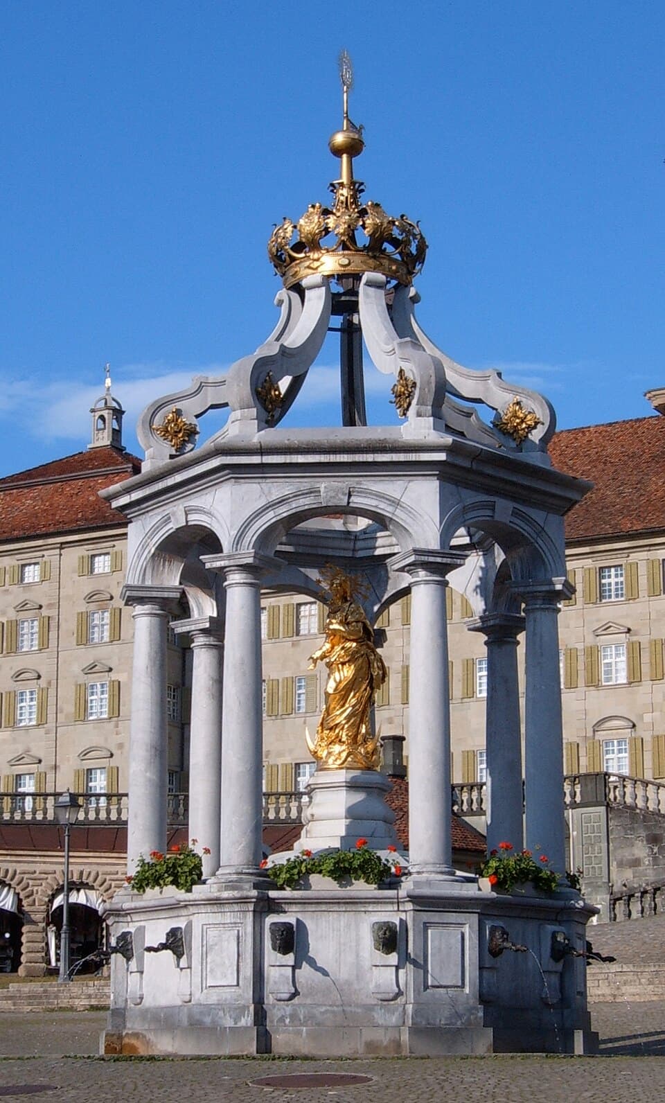 Der Marienbrunnen mit Baldachin auf dem Klosterplatz von Einsiedeln