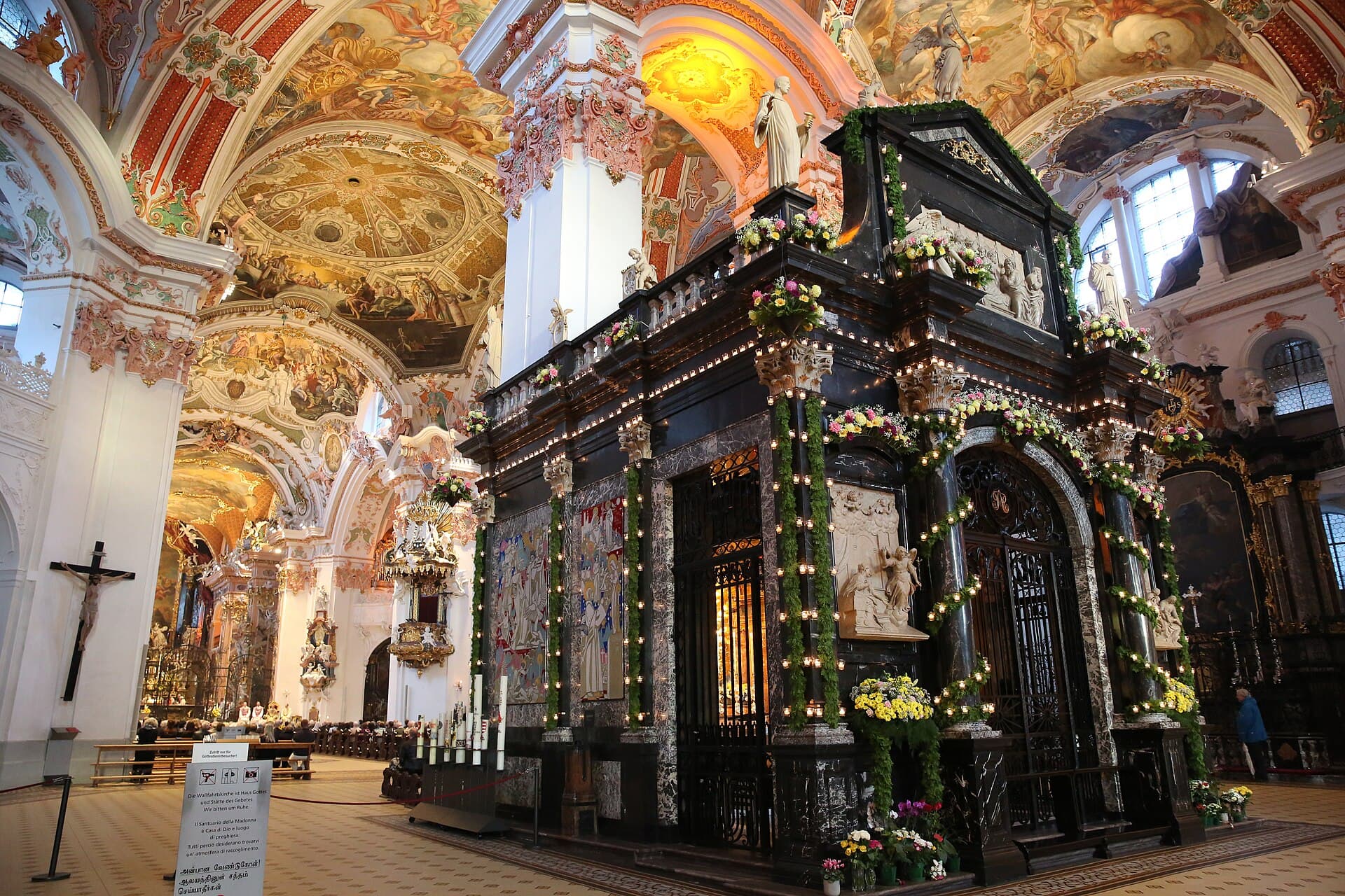 La cappella delle grazie addobbata per la festa della consacrazione angelica