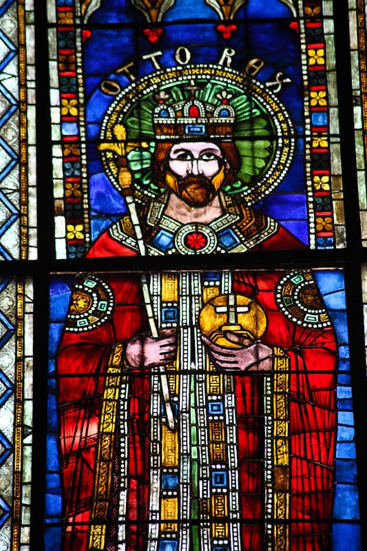 Ottone I come re, con corona, scettro e globo, in una vetrata del duomo di Strasburgo