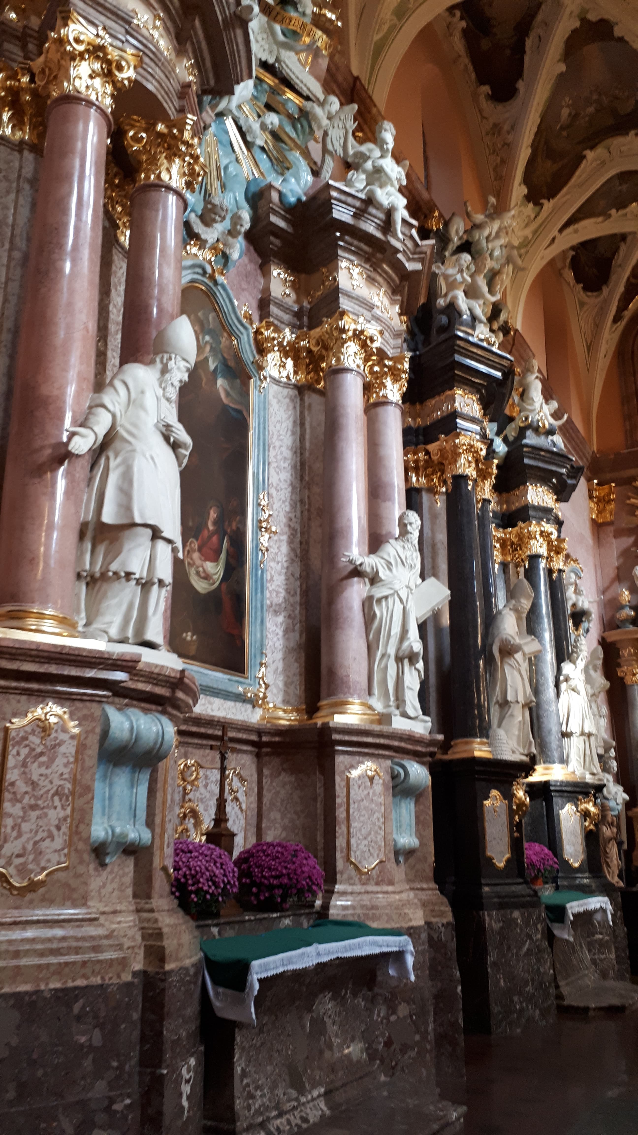 Decoração barroca interior da basílica da Assunção em Jasna Góra