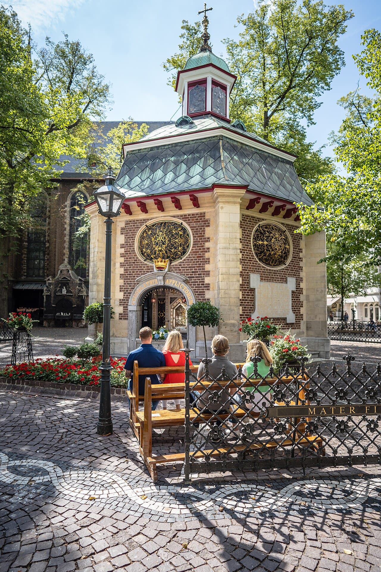 Шестиугольный фасад Gnadenkapelle на Kapellenplatz в Кевеларе