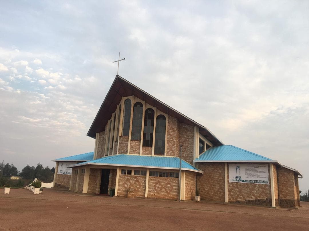 Vue extérieure de l’église du sanctuaire de Kibeho