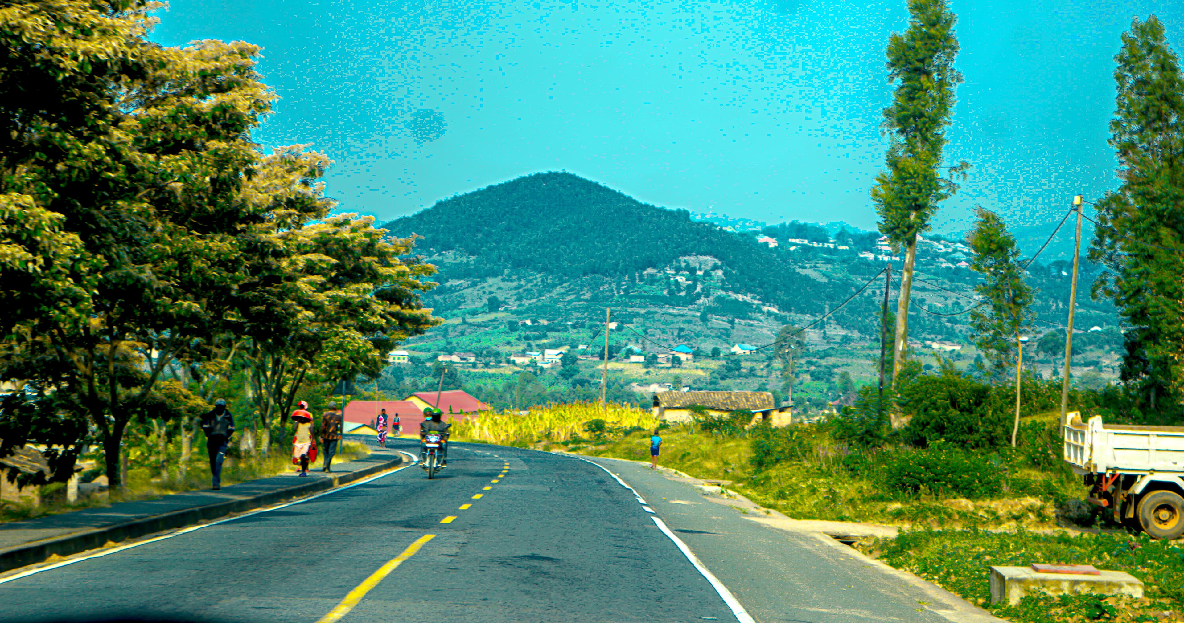 Route et collines de Kibeho