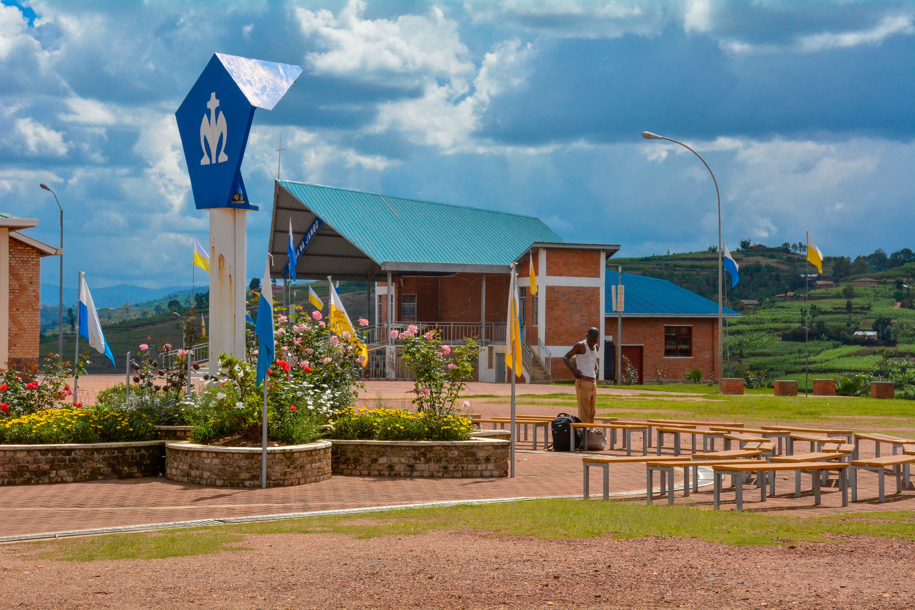 Place des apparitions et bâtiments du sanctuaire de Kibeho