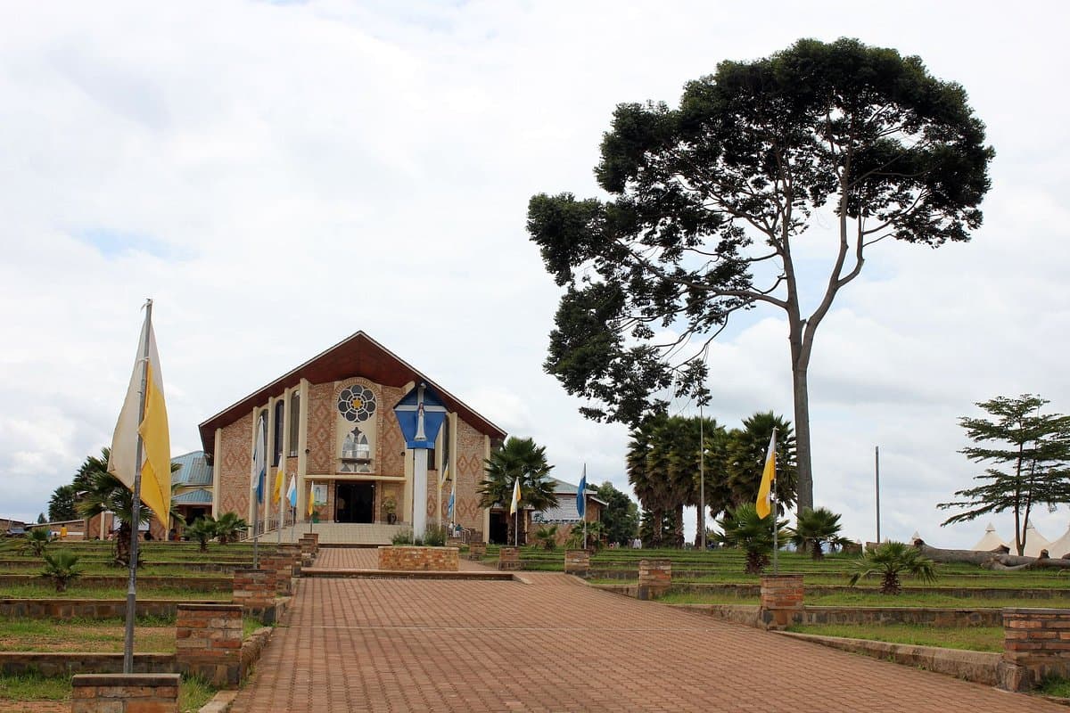 L’attuale piazzale pavimentato e le terrazze davanti alla chiesa del santuario di Kibeho